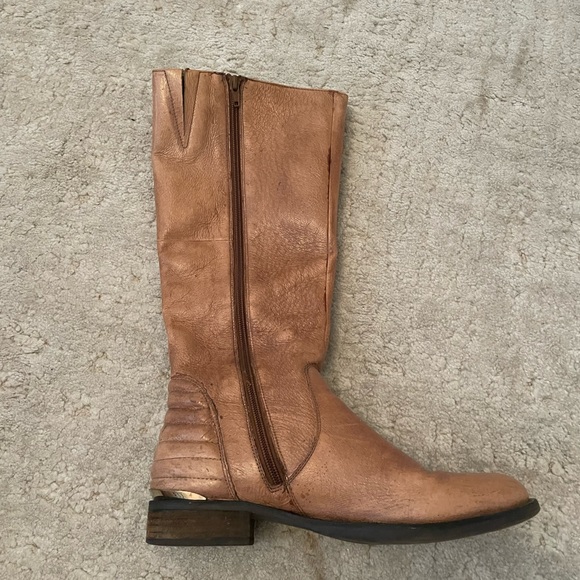Tan cowboys style tall boots! Good condition - Picture 2 of 3
